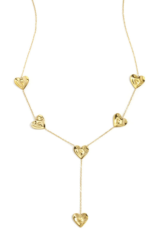 Hanger ketting hartjes goud op model - Latte Love ketting - witte achtergrond