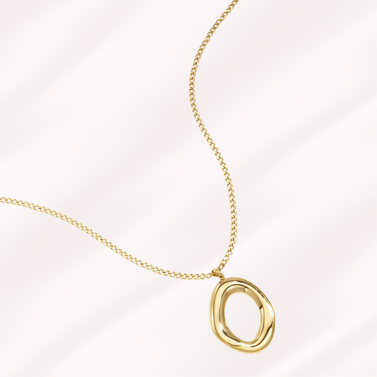 Gouden ketting met circel bedel stainless steel roze achtergrond