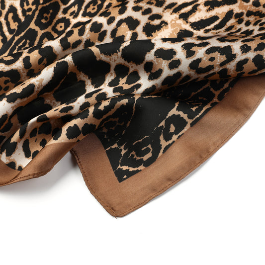 Leopard Luxe modesjaaltje 70x70cm bruin zwart leopard print detail
