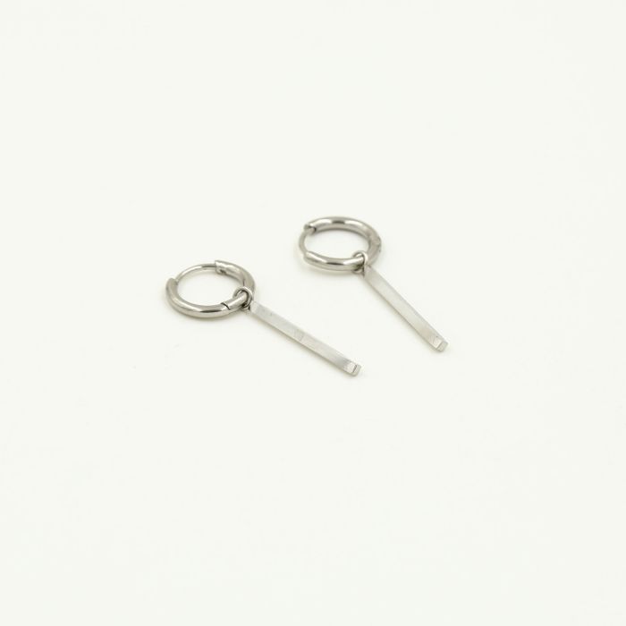 Oorbellen met lang vierkant staafje detail close-up - zilver stainless steel