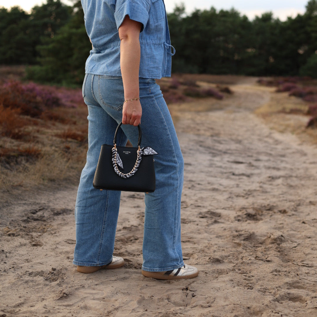 Zwarte handtas met chain detail – Joyful Shopping - op model