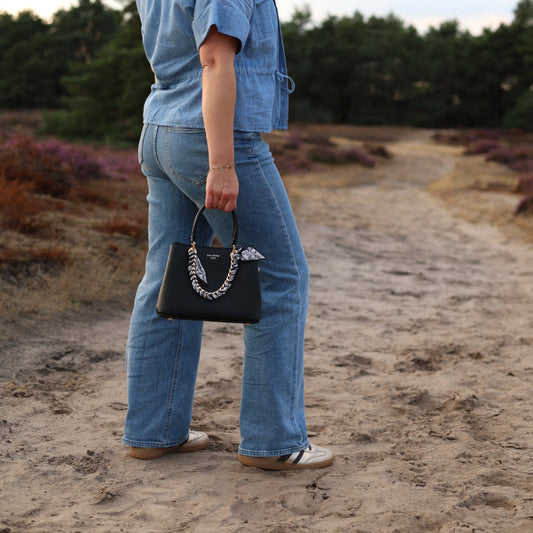 Zwarte handtas met chain detail – Joyful Shopping - op model