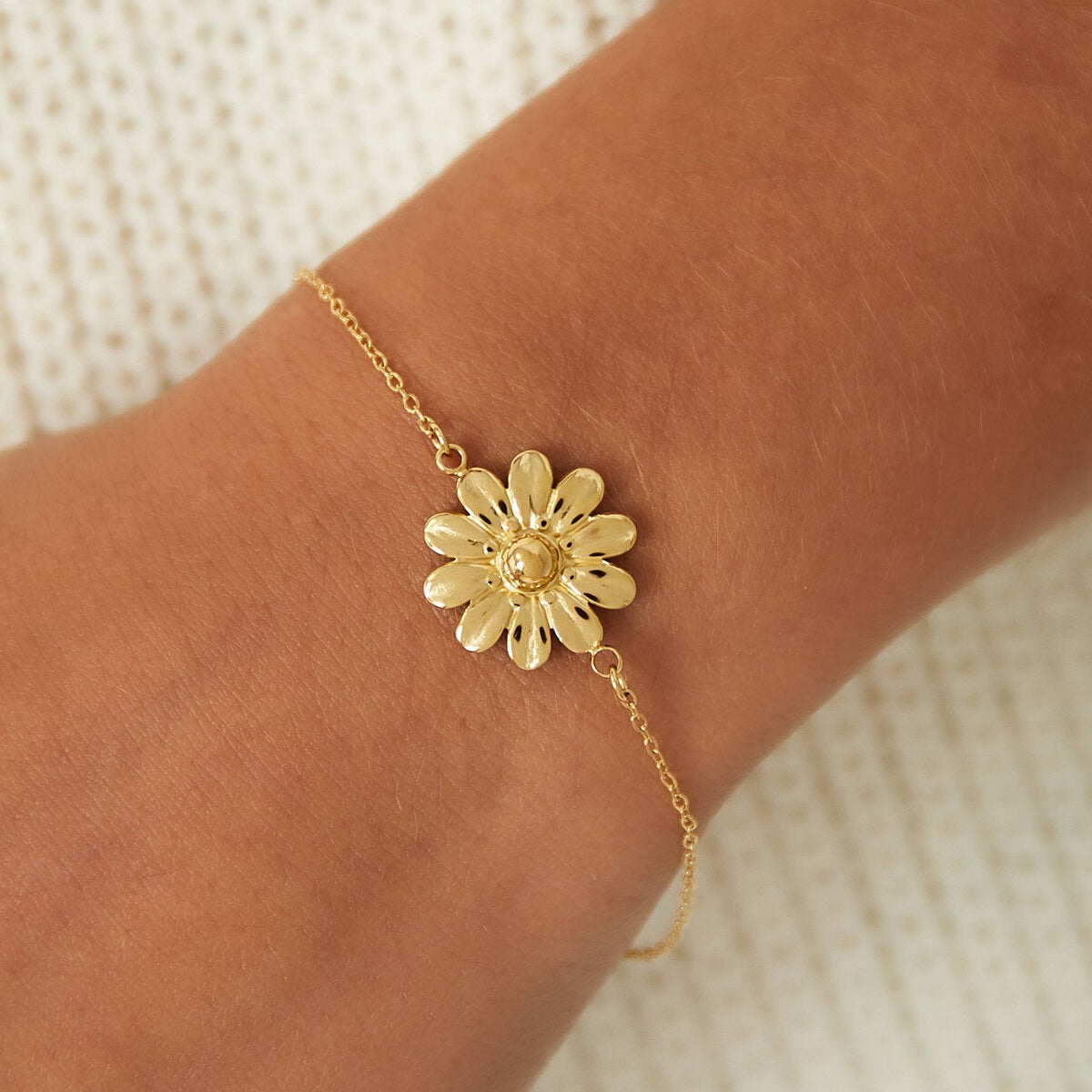 Gouden ketting met circel bedel stainless steel roze achtergrond
