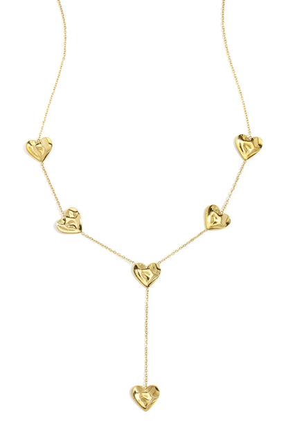 Hanger ketting hartjes goud op model - Latte Love ketting - witte achtergrond