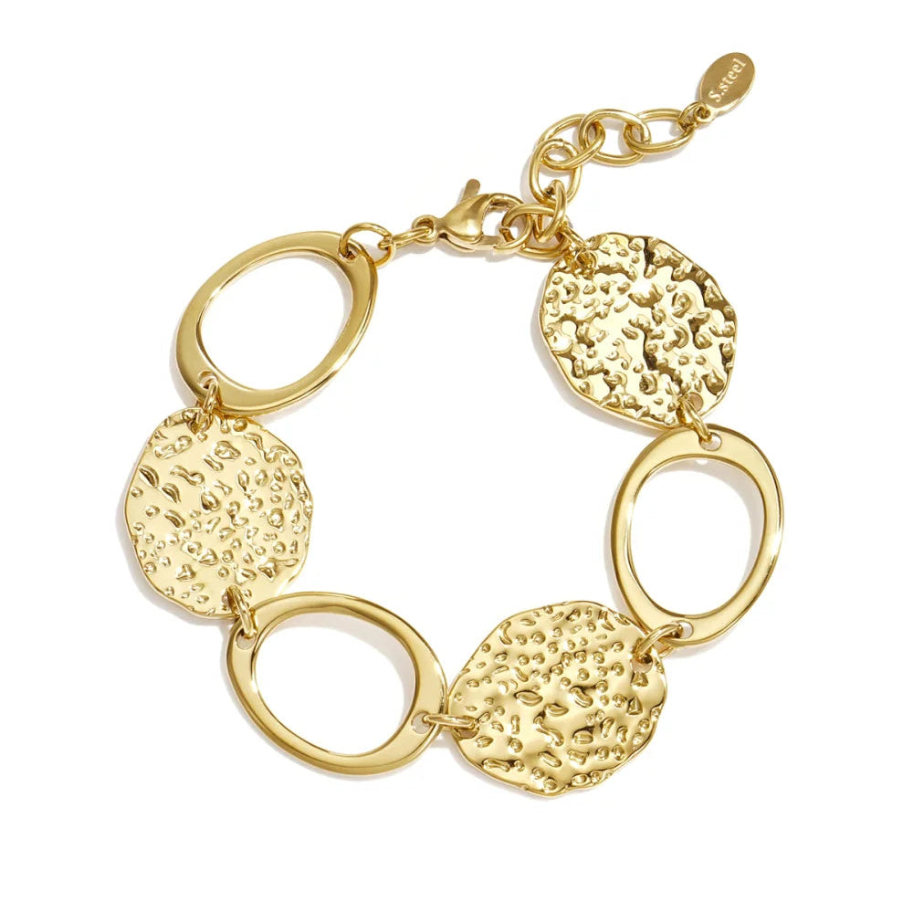 Armband organische vormen goudkleur witte achtergrond