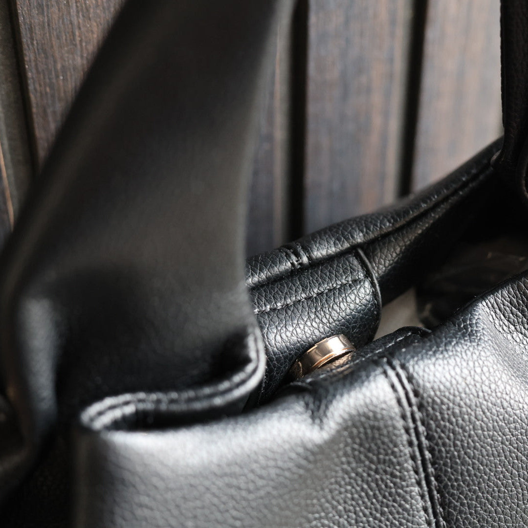 Handtas detail van magneetsluiting tas