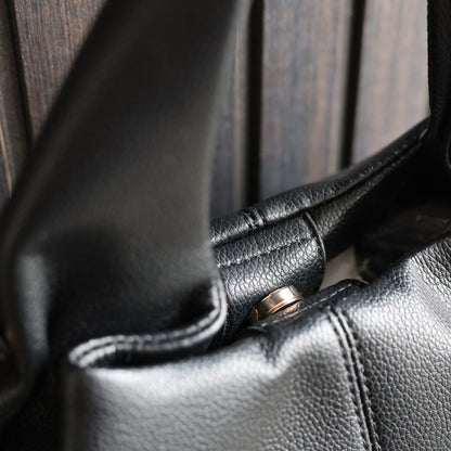 Handtas detail van magneetsluiting tas