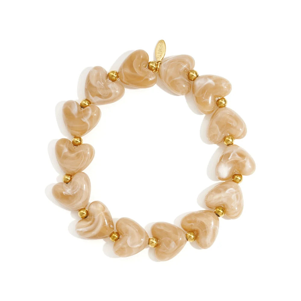 Strecht armband kralen met hartjes beige