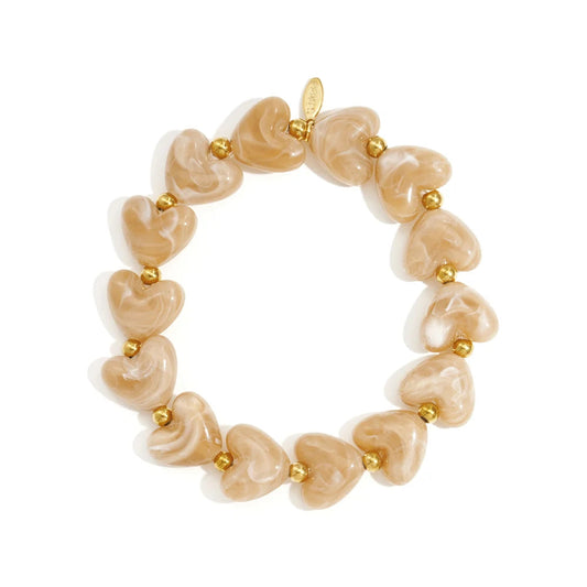 Strecht armband kralen met hartjes beige