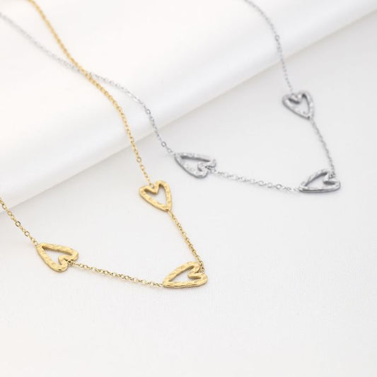 Hartjes ketting Lots of Love met drie open hartjes in goud zilver