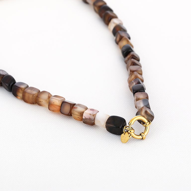 Natuurstenen ketting kleuren mix bruin - witte achtergrond