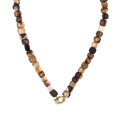 Natuurstenen ketting kleuren mix bruin - witte achtergrond