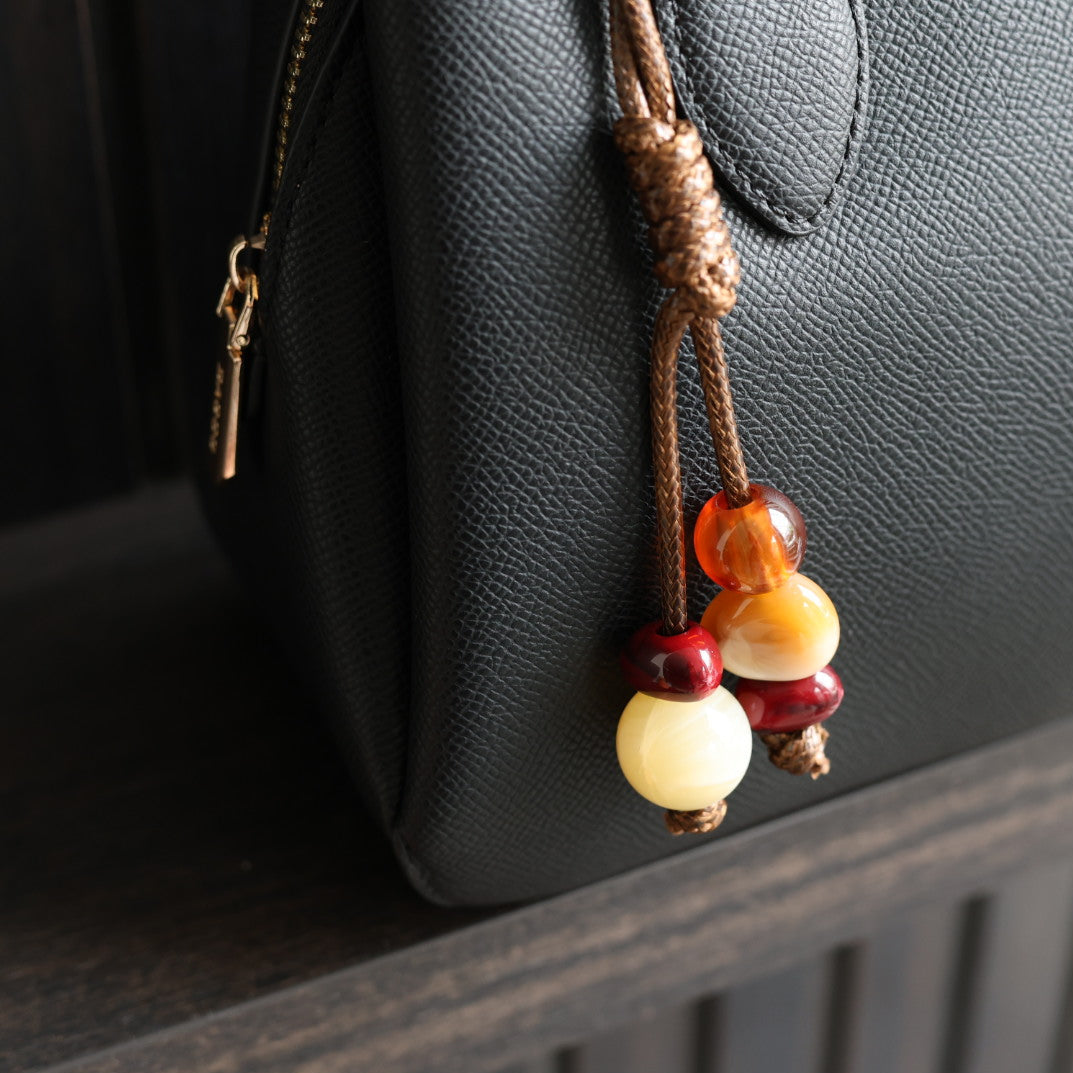 Detail shot bag charm zwarte handtas
