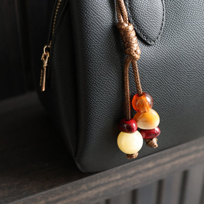 Detail shot bag charm zwarte handtas