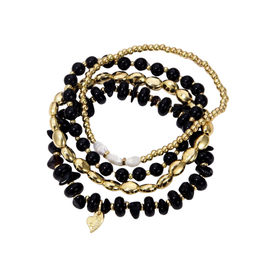 Charlotte armbandset met vier elastische armbanden op witte achtergrond