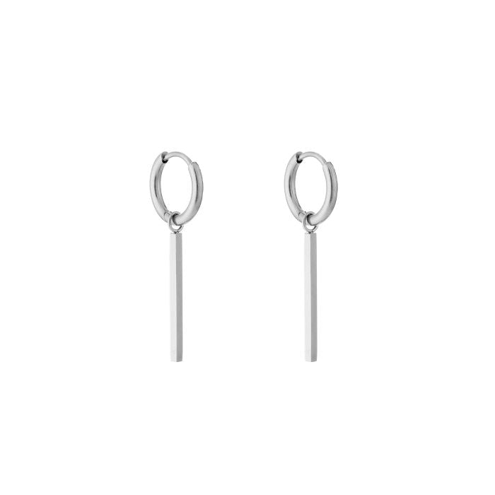 Oorbellen met lang vierkant staafje detail close-up - zilver stainless steel