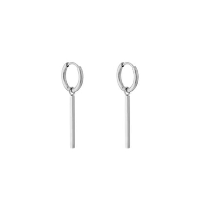 Oorbellen met lang vierkant staafje detail close-up - zilver stainless steel