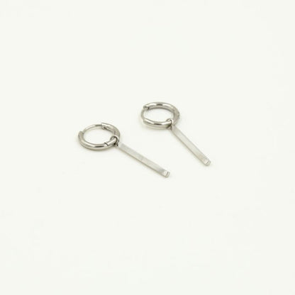 Oorbellen met lang vierkant staafje detail close-up - zilver stainless steel
