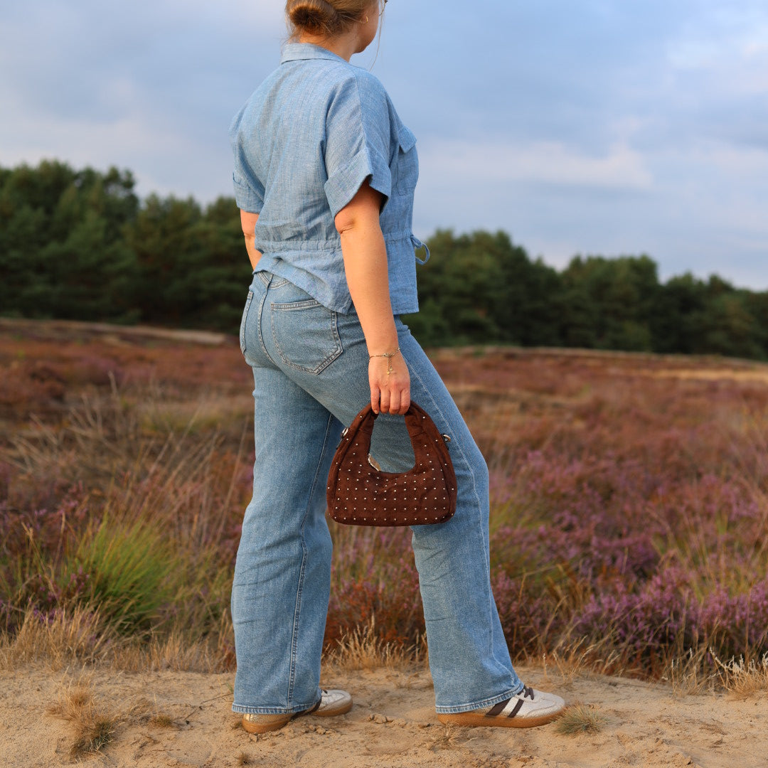 Bruin tasje op model buiten - studs