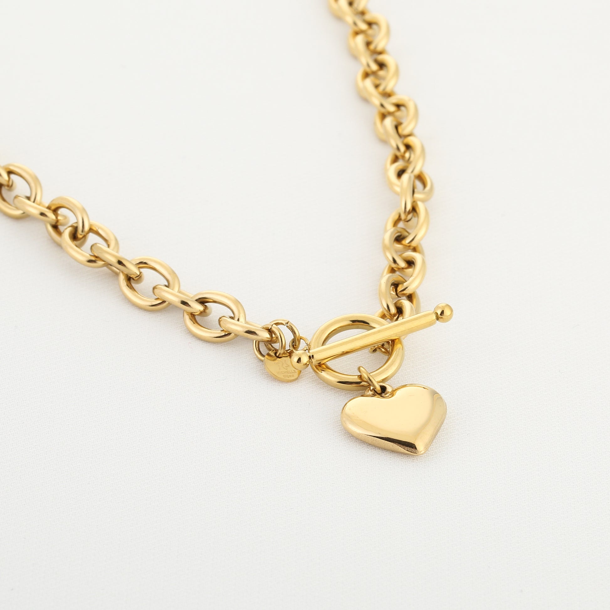 Riva goudkleurige schakel ketting met hartbedel stainless steel detailfoto