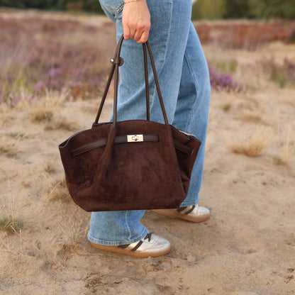 Bruine shopper op model in de hand