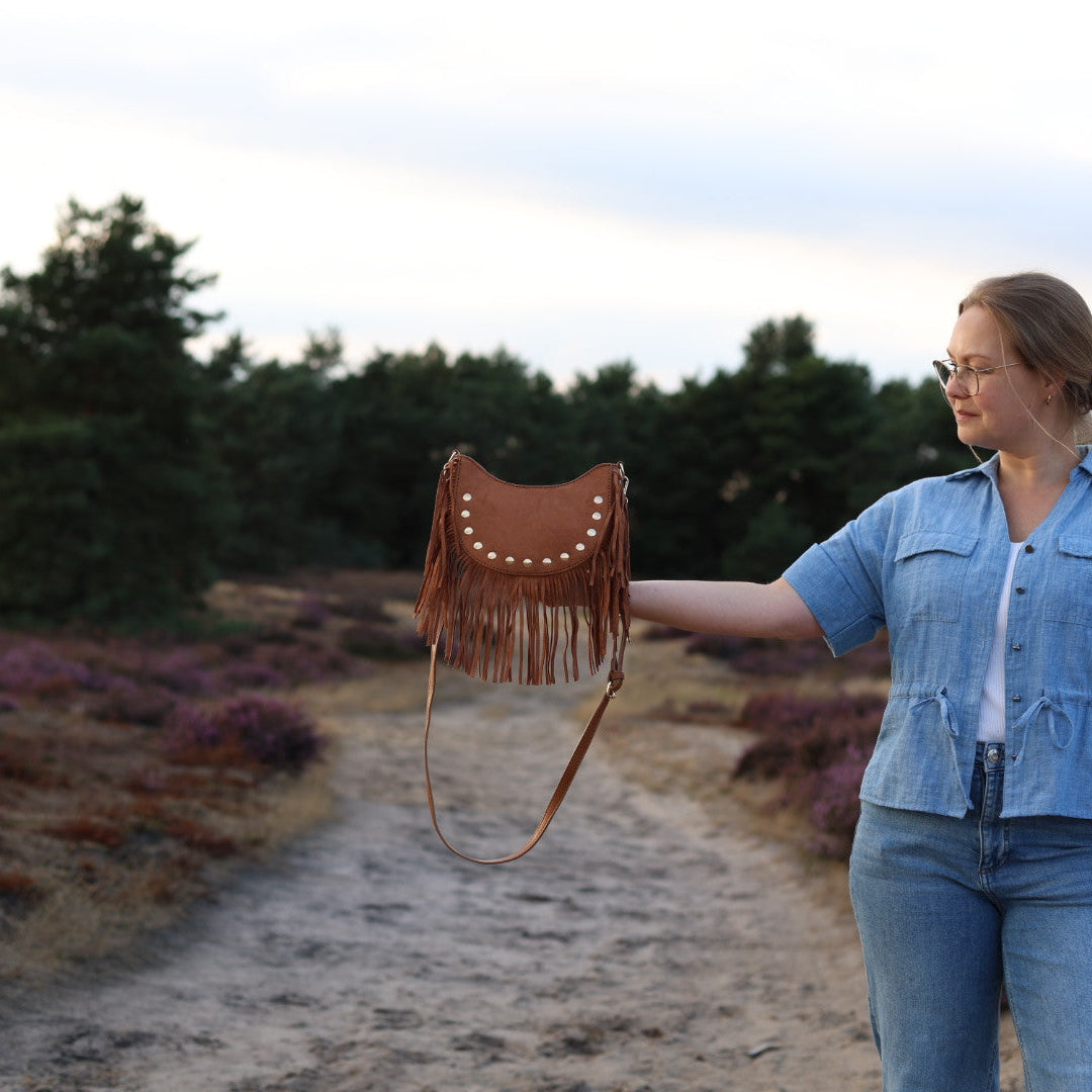 Product foto vastgehouden door model