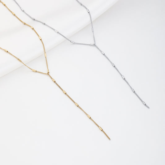 Goud en zilver kleurige Y-ketting witte achtergrond
